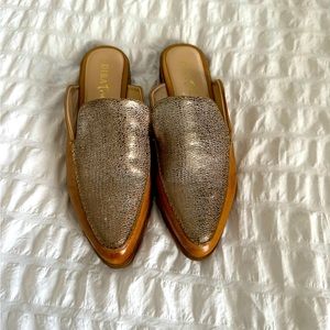 Diba True - Art
Easel Slide -
Luggage Gold